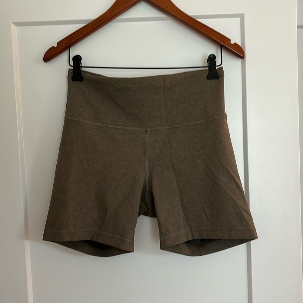lululemon Wunder Train High Rise Short 6” / Size 10 / Blaze Nomad